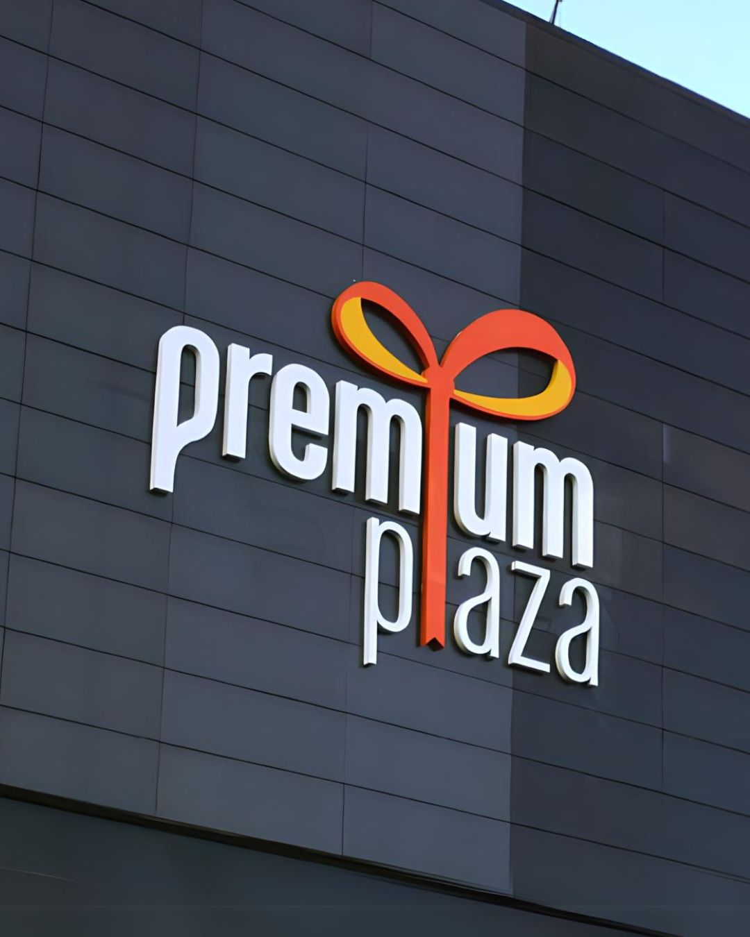 Letrero en acrilico 3D de gran formato para fachada de centro comercial
